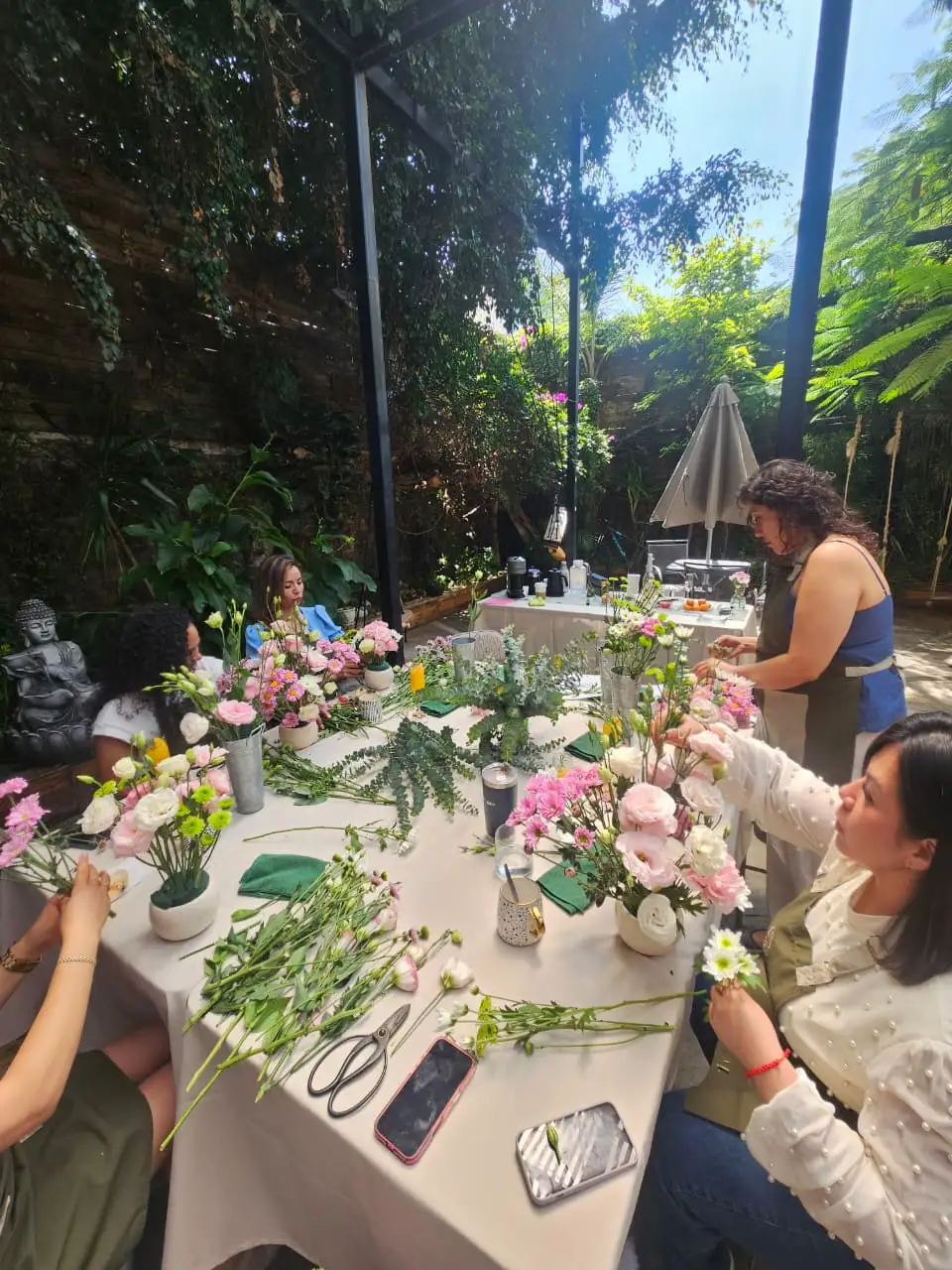 Mesa de trabajo con flores vista desde arriba