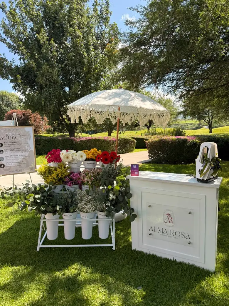 Flower Bar de Alma Rosa listo para un evento