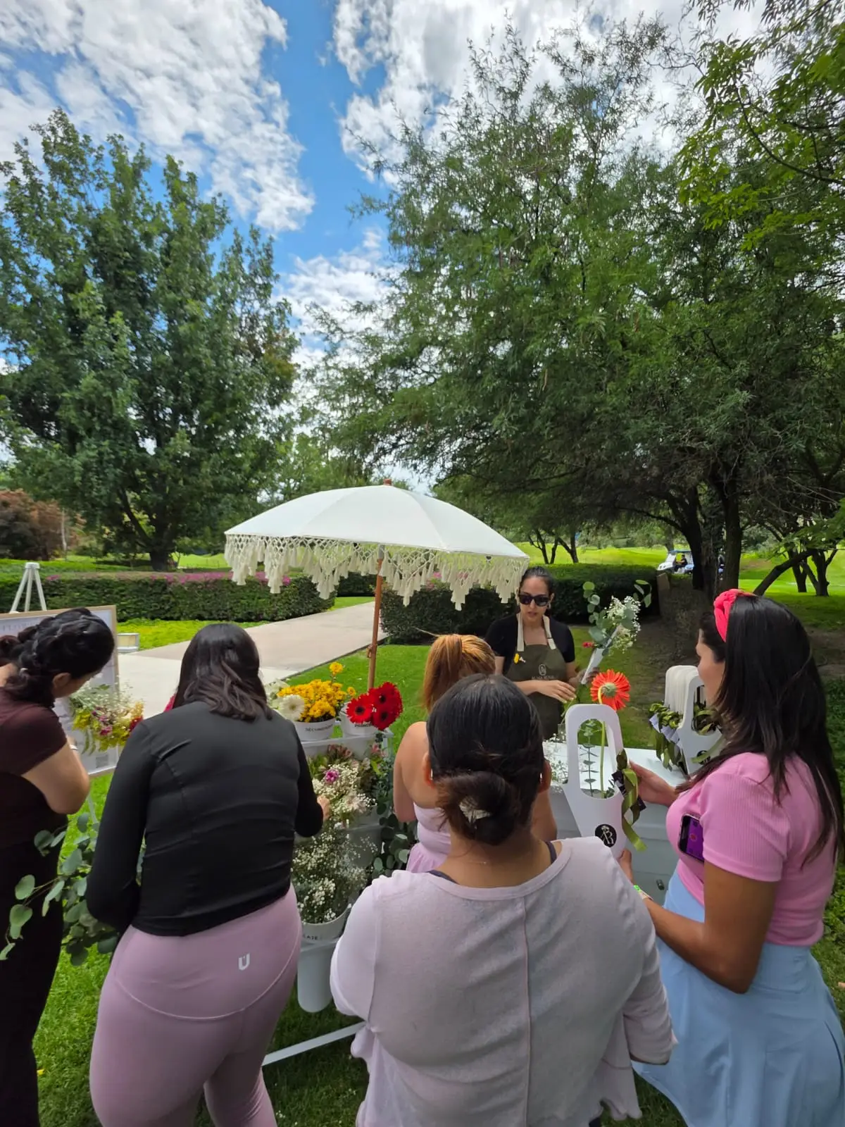 Flower Bar bajo una sombrilla en un evento al aire libre