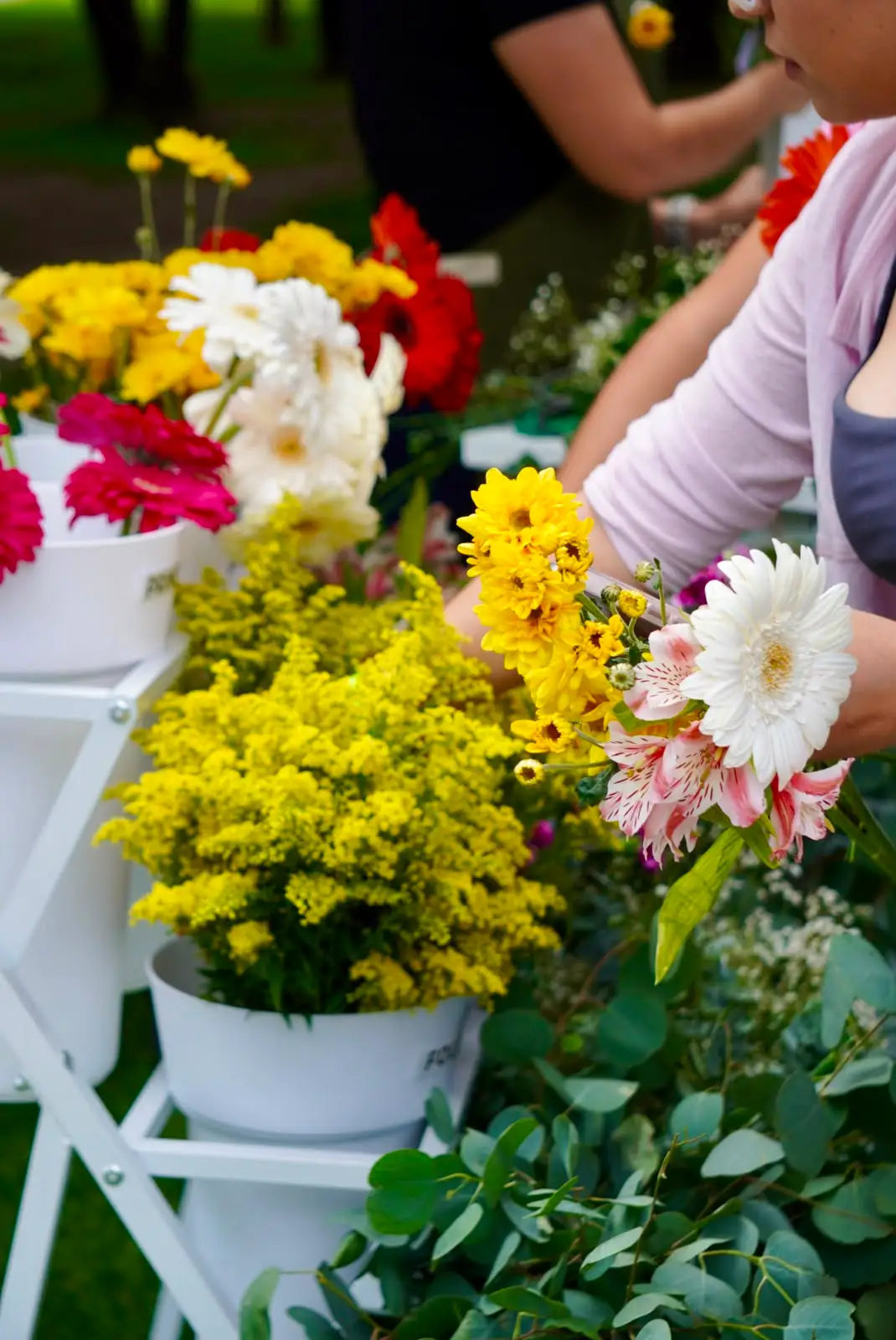 Cubetas con flores de temporada en el Flower Bar
