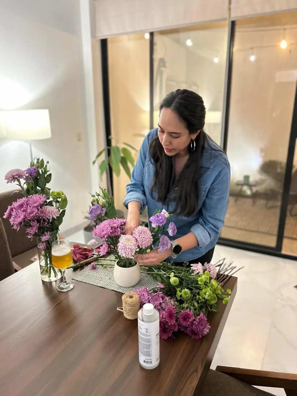 Liz arreglando flores en casa